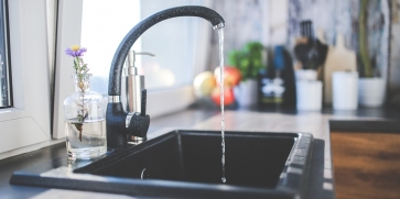 Бутилирана или чешмяна – коя вода да пием?    