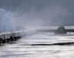Буря и вълни връхлитат  крайбрежието 